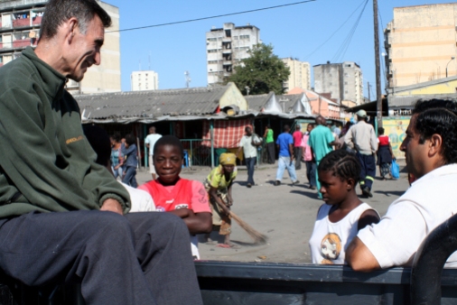 P. Joaquín y P. Pedro en el mercado de Beira con niños de la calle / Moncho Torres