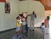 Sr Charenga, con los niños, de maestro de ceremonias / Lar São Jerónimo