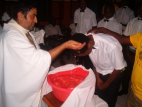 Momento del bautismo (Foto: Lar São Jerónimo)